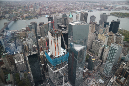 1WTC 전망대에서 내려다본 세계무역센터와 월스트리트 전경. 현재 왼쪽의 공사 중인 건물이 3WTC(2018년 준공 예정)이며 오른쪽 건물은 4WTC(2013년 준공)이다. 그 뒤로 월스트리트와 이스트리버, 그리고 브루클린이 한눈에 펼쳐진다.