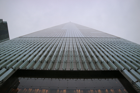 바로 아래서 올려다본 1WTC. 건물 외벽에는 푸른빛의 ‘커튼월’을 사용했다. 덕분에 건물의 90%는 자연광이 들어온다.