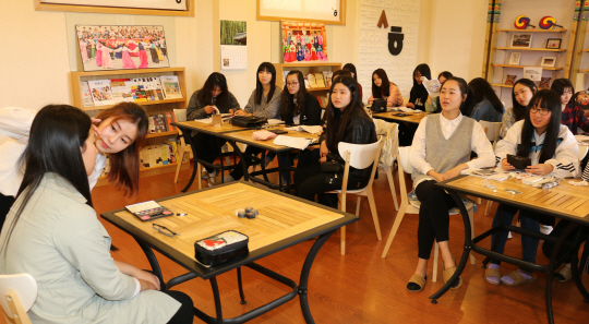 중국 항저우 세종학당에서 학생들이 K뷰티 강의를 듣고 있다. 한국어와 한국 문화 수업이 함께 이뤄지면서 시너지를 키운다는 설명이다.
