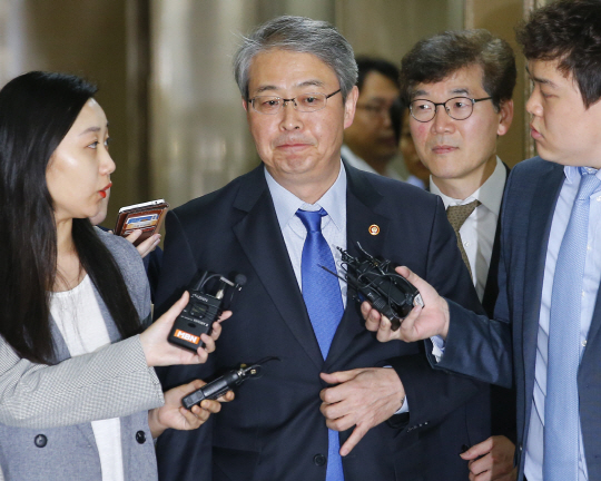 임종룡 금융위원장이 20일 한국프레스센터에서 열린 지역금융 활성화를 위한 전문가 간담회에 참석하기 전 기자들로부터 현대상선 구조조정에 관해 질문을 받고 있다.  /연합뉴스