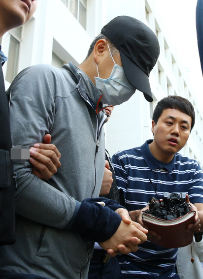 대답 없는 살해 피의자      (대구=연합뉴스) 김준범 기자 = 21일 오전 대구 모 건설사 사장을 살해한 혐의를 받는 이 회사 전무 조모씨가 영장실질심사를 받고 대구지법을 빠져나오고 있다. 2016.5.21    <저작권자(c) 연합뉴스, 무단 전재-재배포 금지>