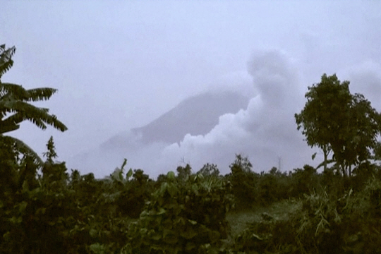 인도네시아 북수마트라에 위치한 시나붕 화산이 21일 폭발해 화산재와 연기가 주변 지역으로 퍼져나가고 있다./AP·연합뉴스