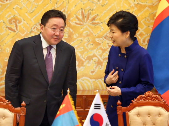 박근혜 대통령과 차히야 엘벡도르지 몽골 대통령이 19일 오전 청와대에서 열린 MOU 서명식에서 대화를 하고 있다. /연합뉴스