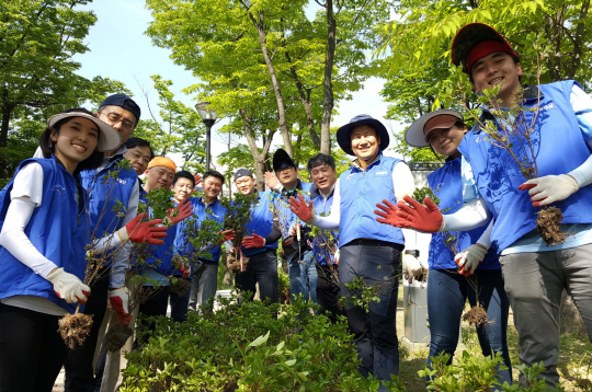 삼성물산 임직원들이 지난 20일 경기도 분당에 위치한 화랑공원을 찾아 공원 가꾸기 봉사활동을 한 후 기념촬영을 하고 있다. /사진제공=삼성물산