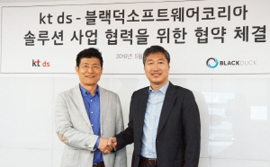 김지윤 KT DS SW기술연구소장(사진 왼쪽)과 김택완 블랙덕소프트웨어코리아 대표가 기업용 오픈소스 컴플라이언스 솔루션 개발을 위한 업무 협약을 체결하고 있다. /사진제공=KT DS