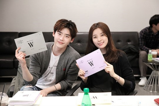 ‘W’ 이종석-한효주, 이런 투 샷 어떤가요? ‘화기애애’