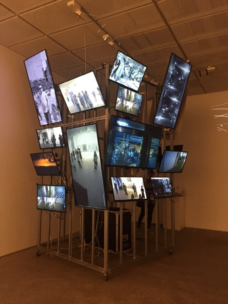 박종규 ‘구경꾼의 미로(Maze of Onlooker)’ 14개의 TV모니터 설치작품, 3.2x2.2m