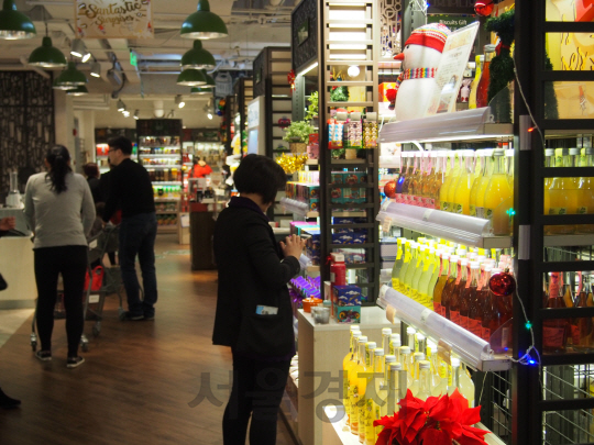 최근 중국 상하이 환무 광장에 위치한 고급 수입 식품 매장 ‘시티슈퍼’에서 중국인들이 제품을 살펴보고 있다. /서울경제 DB