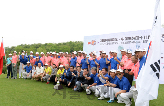 23일 중국 항저우 봉황국제 컨트리클럽에서 열린 '제6회 한중 10대 클럽 국가대항전' 개막식에서 송태권 서울경제신문 부사장, 왕쯔강 골프매거진 차이나 사장 등 양국 선수단과 주요 인사들이 한자리에 모여 경기시작에 앞서 파이팅을 외치고 있다. 이 대회는 한국과 중국의 수교 20주년을 맞아 지난 2012년부터 매년 열리고 있는 이벤트 대회로 양국의 10대 클럽 챔피언들이 골프 대결을 펼치는 아마추어 국가대항전이다./항저우=권욱기자 ukkwon@sedaily.com