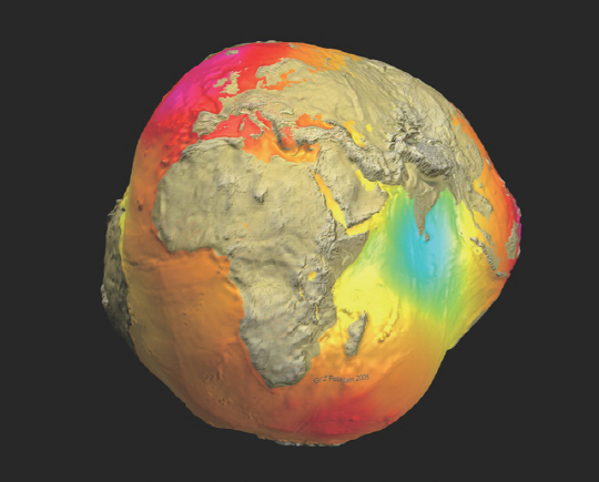 미 항공우주국(NASA)의 ‘그레이스(GRACE)’와 ‘챔프(CHAMP)’ 인공위성을 통해 작성한 지구의 중력장 지도. 적색은 상대적인 중력이 다소 높은 지역, 청색은 다소 낮은 지역을 뜻한다. 울퉁불퉁한 모습은 해당 지역의 지질학적 특성에 기인한다.