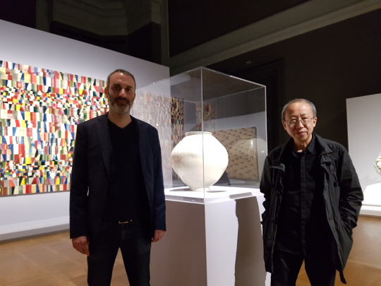 파리 그랑팔레에서 열리고 있는 ‘한국 도자 명품전’을 찾은 중국 아방가르드의 거장이자 프랑스 대표 설치미술가 황융핑(오른쪽).