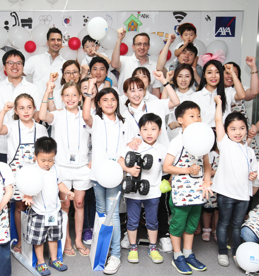 지난 23일 서울 용산구 AXA다이렉트 본사에서 열린 ‘칠드런스 데이’ 행사에서 프랑수아 르꽁뜨(마지막줄 왼쪽 세번째) AXA 다이렉트 대표와 임직원 자녀들이 구호를 외치고 있다. AXA다이렉트는 이날 열린 중고장터 수익금 및 물품을 장애인 복지재단 디딤돌에 기부하고, 본사 및 교보AXA자산운용 임직원들이 모은 헌 옷을 NGO단체 옷캔에 기부하는 등 다양한 사회공헌활동을 펼칠 예정이다./사진제공=AXA다이렉트