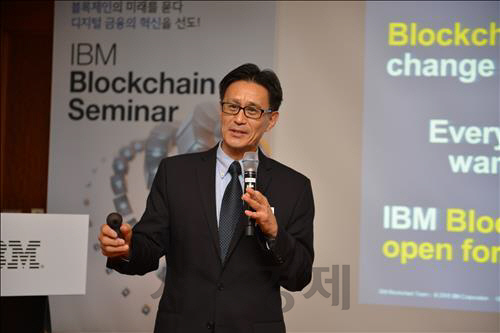 안재훈 IBM 금융산업 최고기술경영자(CTO)가 24일 서울 서초구 그랜드 인터컨티넨탈 호텔에서 열린 기자 간담회에서 블록체인 사업화 방향을 밝히고 있다. /사진제공=IBM