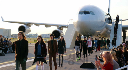 24일 오후 (현지시간) 핀란드 헬싱키공항 활주로에서 열린 