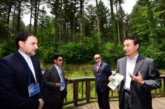 김용하(사진 오른쪽 첫번째) 산림청 차장이 주한외교사절을 대상으로 한국의 산림정책에 대해 설명하고 있다. 사진제공=산림청