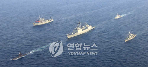 한미일 등 6개국 다국적 연합 잠수함들이 남해에서 구조훈련을 펼치고 있다. /연합뉴스