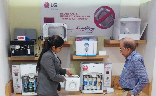 인도에 위치한 LG전자 브랜드샵에서 LG전자 직원이 고객에게 LG 정수기를 소개하고 있다.   /사진제공=LG전자