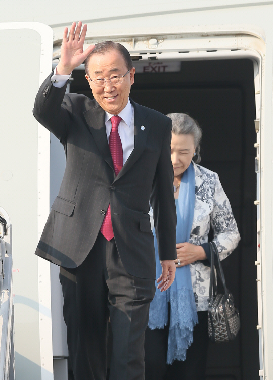 반기문 유엔 사무총장이 25일 오후 제주국제공항에 도착해 트랩을 내려오며 손을 흔들고 있다.  /제주=연합뉴스