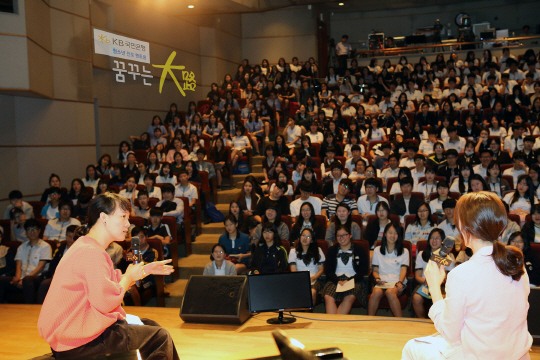 지난 24일 서울 이화여고 100주년 기념관에서 열린 청소년 진로멘토링 ‘꿈꾸는 대로 시즌4‘에서 서수민 KBS PD가 학생들에게 멘토링 강연을 하고 있다./사진제공=KB국민은행