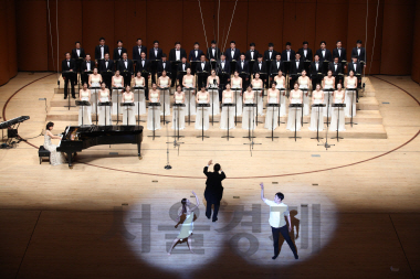 푸른저축은행 임직원들로 구성된 아마추어 합창단 ‘푸른코러스’의 공연 모습. /사진제공=푸른저축은행