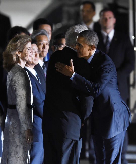 버락 오바마(오른쪽) 미국 대통령이 25일 일본 도코나메 주부국제공항에 도착해 환영을 받고 있다./도코나메=AFP연합뉴스