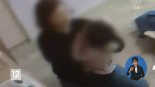 서울 강남의 한 어린이집 보육 교사가 3살짜리 아동을 학대한 혐의로 경찰에 붙잡혔다./ KBS뉴스 화면 캡처