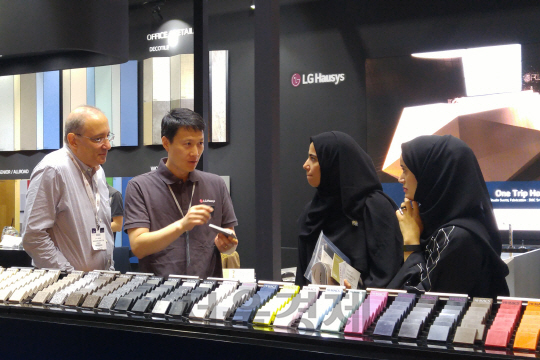 LG하우시스 관계자가 두바이에서 열리고 있는 ‘2016 두바이 국제 인테리어자재 전시회’에서 여성 고객들에게 제품 설명을 하고 있다.  /사진제공=LG하우시스