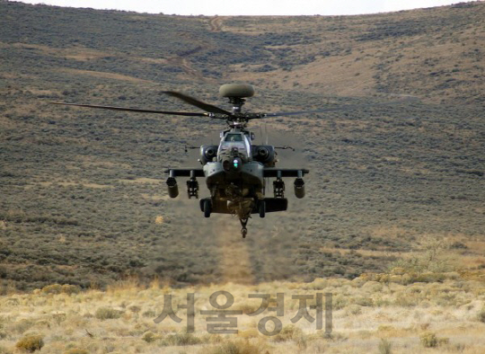 한국군에 인도될 아파치 헬기 4대가 부산항에 들어왔다. 사진은 한국군용 아파치 헬기가 미국 현지에서 최종 테스트를 받고 있는 장면.