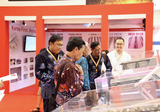 인도네시아 건축업계 관계자들이 자카르타에서 열리고 있는 ‘건축기술 박람회’에서 덕신하우징의 데크플레이트 제품을 살펴보고 있다. /사진제공=덕신하우징