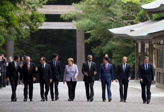 일본 미에현 이세시마에서 열린 주요7개국(G7) 정상회의에 참석한 정상들이 26일 회의에 앞서 이세신궁을 방문해 경내를 걷고 있다. 마테오 렌치(왼쪽부터) 이탈리아 총리, 장클로드 융커 유럽연합(EU) 집행위원장, 프랑수아 올랑드 프랑스 대통령, 쥐스탱 트뤼도 캐나다 총리, 앙겔라 메르켈 독일 총리, 버락 오바마 미국 대통령, 아베 신조 일본 총리, 도날트 투스크 EU 의장, 데이비드 캐머런 영국 총리.     /이세시마=AFP연합뉴스