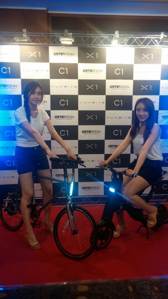 26일 서울 소공동 롯데호텔에서 모델들이 국내에 출시된 중국 전기 자전거 ‘윤바이크’를 타고 포즈를 취하고 있다./백주연 기자