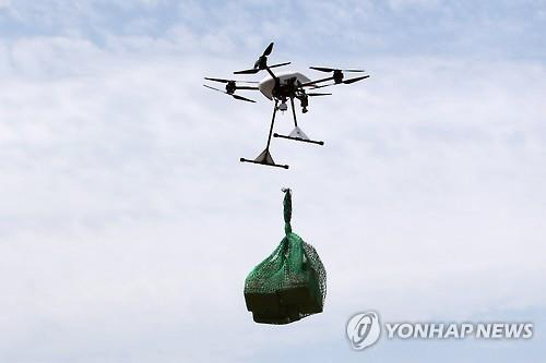 드론으로 물건을 실어 나르고 있는 모습./연합뉴스
