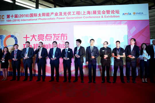김대희 한화큐셀 부장(사진 오른쪽 세번째)이 중국 SNEC 2016 수상자들과 함께 했다. /사진제공=한화큐셀