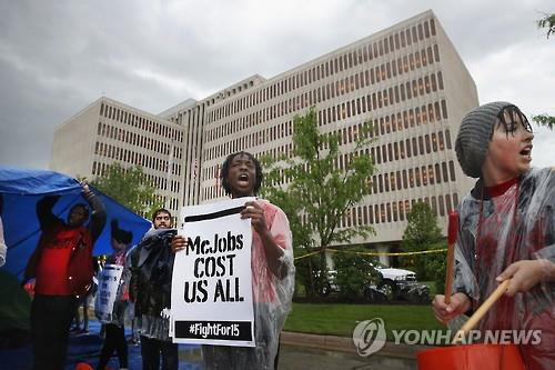 맥도날드 최저임금 인상 요구가 한창인 가운데 “시급을 올리느니 로봇을 사겠다”는 맥도날드 전 최고경영자인 에드 렌시의 발언으로 논란이 거세지고 있다. 사진은 맥도날드 본사 앞 시위 전경. /연합뉴스