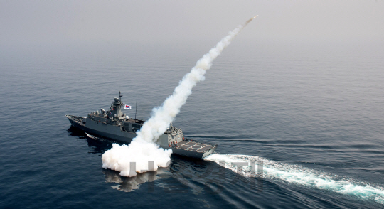 26일 동해상에서 해군의 최신예 호위함인 강원함이 국산 해성-1 미사일을 발사하고 있다./사진제공 = 해군