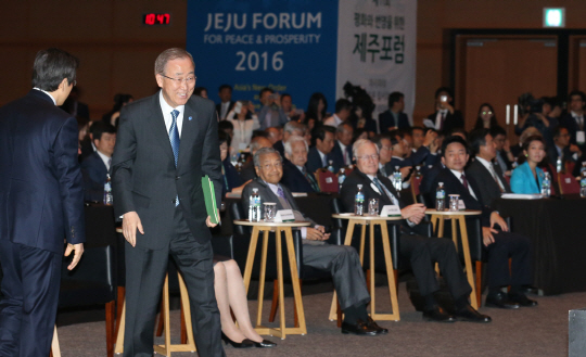 26일 제주국제컨벤션센터에서 열린 제주포럼에서 반기문 유엔 사무총장이 참석자들과 인사하고 있다.  /연합뉴스