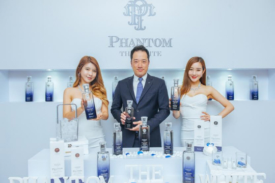 김동욱(가운데) 골든블루 대표가 모델들과 함께 골든블루의 신제품 ‘팬텀 더 화이트’를 소개하고 있다./사진제공=골든블루