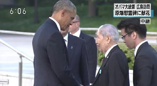 오바마 미 대통령이 27일 오후 6시께 히로시마 평화기념공원에서 피폭자들과 대화하고 있다./NHK영상캡처