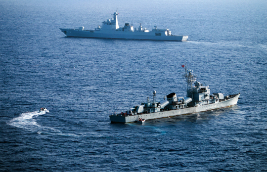 중국 남해함대 군함들이 지난 5일 남중국해 파라셀 군도 근처에서 군사훈련을 하고 있다./파라셀군도=AFP연합뉴스