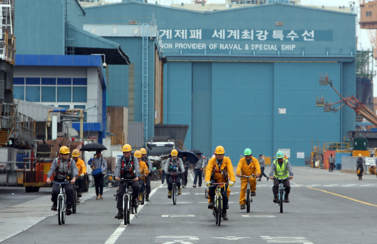 경남 거제시 대우조선해양 근로자들이 점심을 먹기 위해 이동하고 있다. /자료=연합뉴스