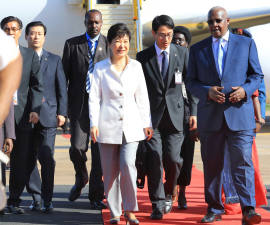박근혜 대통령이 28일(현지시각) 우간다 수도 캄팔라의 엔테베 공항에 도착해 환영나온 인사들과 함께 걸어가고 있다. /캄팔라=연합뉴스