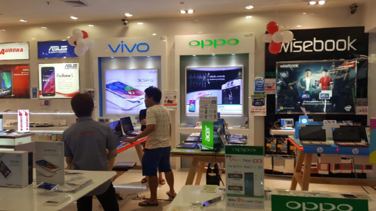 지난 26일 태국 최대 전자상가인 ‘팝틴 플라자’에 즐비하게 들어선 중국 스마트폰 브랜드 판매점들의 모습. /사진=권용민 기자