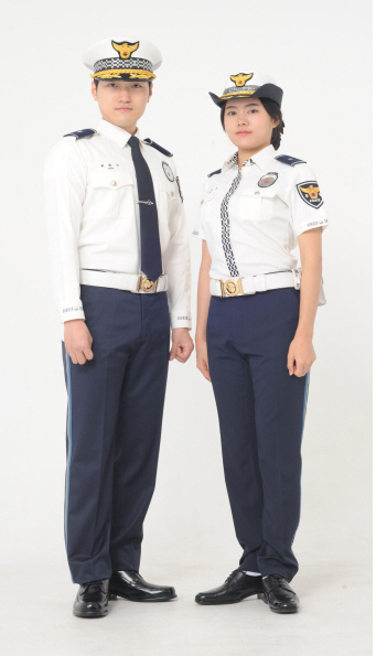 '엄격·따뜻' 청록색 제복 입는 경찰관