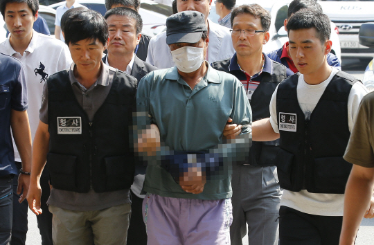 수락산 살인사건의 용의자 김씨가 조사를 받기 위해 노원서로 이송되고 있다./연합뉴스