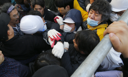 박원순 서울시장이 ‘옥바라지 골목’ 갈등을 해결하기 위해 제안한 끝장토론이 이해당사자들의 참여 거부로 무기한 연기됐다.  사진은 지난 17일 오전 서울 서대문구 옥바라지 골목 구본장 여관에 대한 명도 집행이 실시되어 농성 중이던 학생과 시민운동가들이 끌려 나오고 있는 모습이다./ 연합뉴스