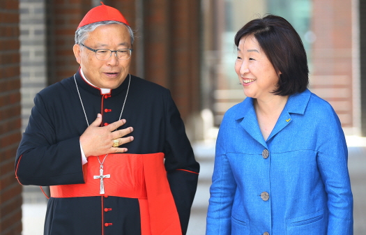 염수정(오른쪽) 추기경과 심상정 정의당 대표가 30일 오전 서울 명동성당 파밀리아채플에서 열린 제20대 국회의원 가톨릭 교우회 감사 미사에 참석해 이야기를 하고 있다. /연합뉴스