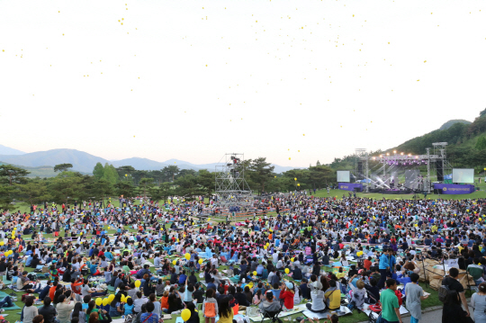 지난 28일 ‘제14회 서원밸리 자선 그린콘서트’를 찾은 약 4만명의 관람객들이 밸리코스 1번홀에서 펼쳐진 콘서트를 관람하기 위해 운집해 있다./사진제공=대보그룹