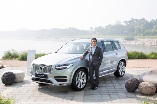 30일 이윤모 볼보자동차코리아 대표가 플래그십 SUV ‘디 올 뉴(The All-New) XC90’과 함께 포즈를 취하고 있다. /사진제공=볼보코리아