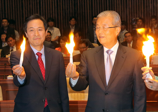 더불어민주당 김종인(오른쪽) 비상대책위원회 대표와 우상호 원내대표가 30일 오전 국회에서 열린 제20대 국회 첫 의원총회에서 부실채권을 소각하는 퍼포먼스를 하고 있다. /연합뉴스