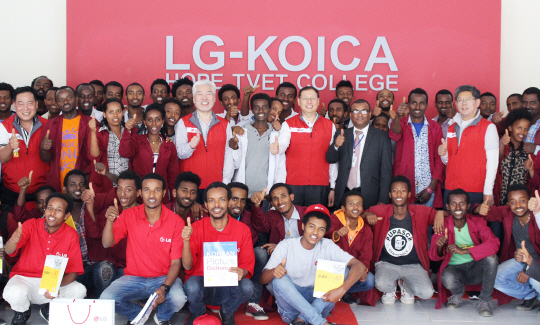 LG전자 조성진(가운데) 대표이사가 지난주 에티오피아 LG-KOICA 희망직업훈련학교를 방문해 단체사진 촬영을 하고 있다. /사진제공=LG전자